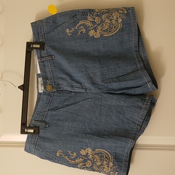 Liz Claiborne Shorts blue jean look 100% cotton with embroidery. - Picture 1 of 5